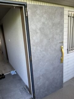 玄関扉（内側）　ダイノックシート貼